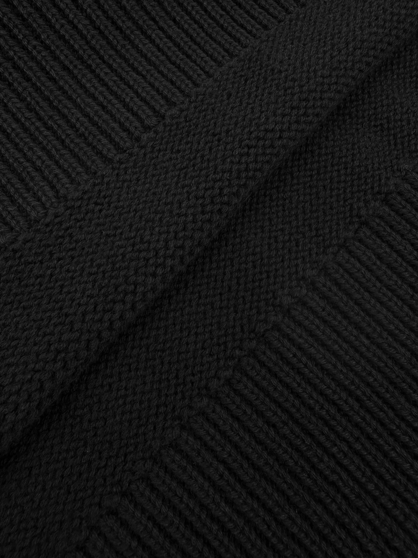 Acne Studi printed logo sweater, custom-woven plateau yak gold wool, soft and delicate, comfortable and close to the skin, Classic Black tone exudes an innate sense of luxury, warm and devouring, high-end minimalist blank design on the front panel, embellished with Acne Studios logo pattern printed on the back panel, sweeping the starting point of fashion, deep black and carbon black fibers interlaced, making simplicity more than simple. The magic of Versatile comes with advanced filters, showing a unique fashion attitude in minimalism. Process 1: using glue printing The printing is modified three times with the film screen. Use glue liquid paint to print the pattern on the fabric. Bake the fabric to fix the printed pattern. Process 2: Garment washing water softening and deodorizing process. Perform deep cleaning and deodorizing treatment on the clothing through professional washing equipment and specific detergents. Improve the feel and appearance of the clothing. Accessories: Customized 1:1 Acne trademark. Version: Loose version. Size: XS S M L. Style number: CC.